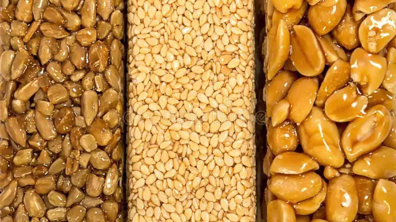 పల్లీలు, నువ్వులు కలిపి తినటం వల్ల లభించే విటమిన్ E, యాంటీ ఆక్సిడెంట్లు చర్మాన్ని చక్కగా ఉంచుతాయి. పిగ్మెంటేషన్ సమస్యతో ఇబ్బంది పడేవారికి ఉపశమనం లభిస్తుంది. పల్లీలు, నువ్వులు కలిపి తీసుకోవటం వల్ల శరీరానికి కావాల్సిన జింక్, ఐరన్ లాంటి ఖనిజాలు అందుతాయి. ఇవి రోగ నిరోధక శక్తిని పెంచుతాయి. 