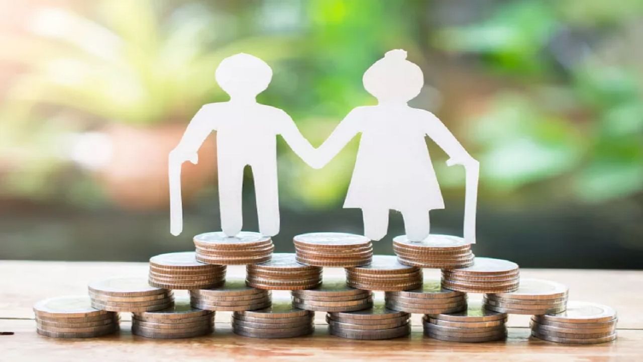 అటల్ పెన్షన్ యోజన పథకం అవ్యవస్థీకృత రంగాలలో పనిచేస్తున్న వారి భవిష్యత్తును కూడా భద్రపరచడంతో పాటు జీవితాంతం ఆదాయాన్ని అందించడానికి రూపొందించారు. ఈ పథకంలో నామమాత్రపు మొత్తాన్ని పెట్టుబడి పెడితే పదవీ విరమణ తర్వాత హామీతో కూడిన కనీస నెలవారీ పెన్షన్ అందిస్తారు. ముఖ్యంగా ఖాతాదారులకు అరవై ఏళ్ల వయస్సు వచ్చిన తర్వాత 1,000 నుంచి 5,000 వరకు పింఛన్ పొందేలా ఈ పథకాన్ని రూపొందించారు. 