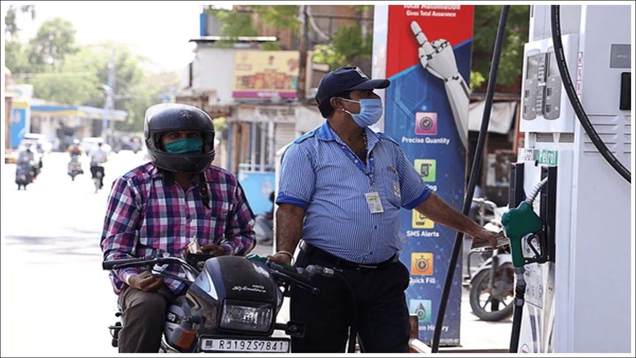 పెట్రోల్ ట్యాంక్ పూర్తిగా ఖాళీ అయ్యే వరకు వేచి ఉండటం హానికరం. ఎందుకంటే పెట్రోల్-డీజిల్ ట్యాంక్లో మురికి ఉంటుంది. పెట్రోల్ దాదాపు అయిపోయిన తర్వాత ఈ వ్యర్థాలు వాహనానికి పెట్రోల్ సరఫరా అయ్యే పంప్ ద్వారా ఇంజిన్లోకి వెళ్తుంది. ఆ వ్యర్థాల ద్వారా ఫిల్టర్ మూసుకుపోతుంది. దీని వల్ల వాహనంలో సమస్యలు తలెత్త అవకాశం ఉంది.