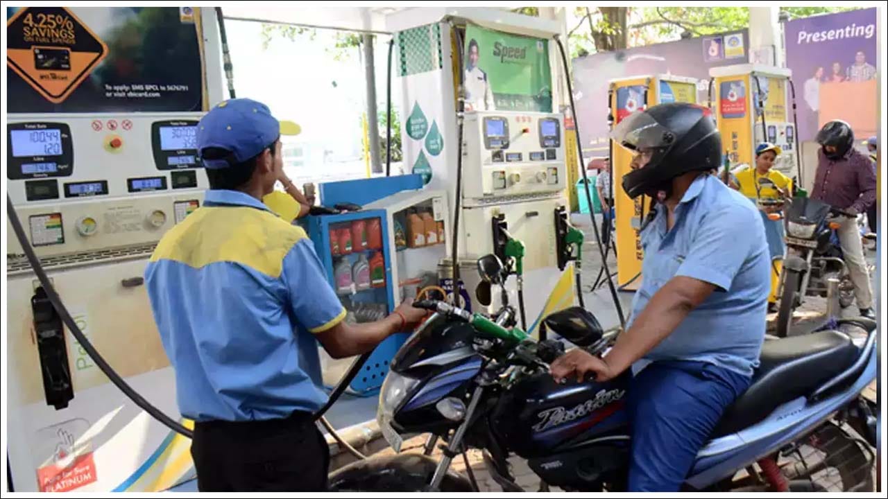 కొంత మంది పెట్రోల్ ట్యాంక్ని నిత్యం నిండుగా ఉంచేందుకు పెట్రోల్ పంపులో పెట్రోల్ నింపుతూనే ఉంటారు. ఇది ఓవర్ఫిల్లింగ్కు దారితీస్తుంది. ఇది వెంట్ సిస్టమ్లోకి ఇంధనం లీకేజ్ అయ్యే ప్రమాదం ఉంది. ఇది ఇంజిన్ను ప్రభావితం చేస్తుందని టెక్ నిపుణులు చెబుతున్నారు.