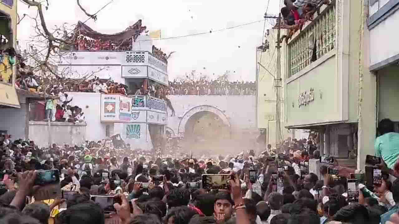 Andhra Pradesh: ప్రేమ కోసం పిడకల యుద్ధం..! ఎన్నో ఏళ్ల వింత ఆచారం.. ఎక్కడంటే..