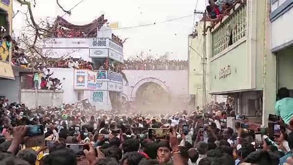Andhra Pradesh: ప్రేమ కోసం పిడకల యుద్ధం..! ఎన్నో ఏళ్ల వింత ఆచారం.. ఎక్కడంటే..