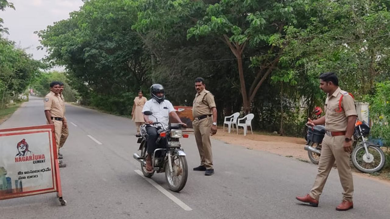 Telangana: చెక్‌పోస్ట్ వద్ద లారీని ఆపిన పోలీసులు.. క్యాబిన్‌లో సరుకు ఏం లేదు.. ట్విస్ట్ ఇదే