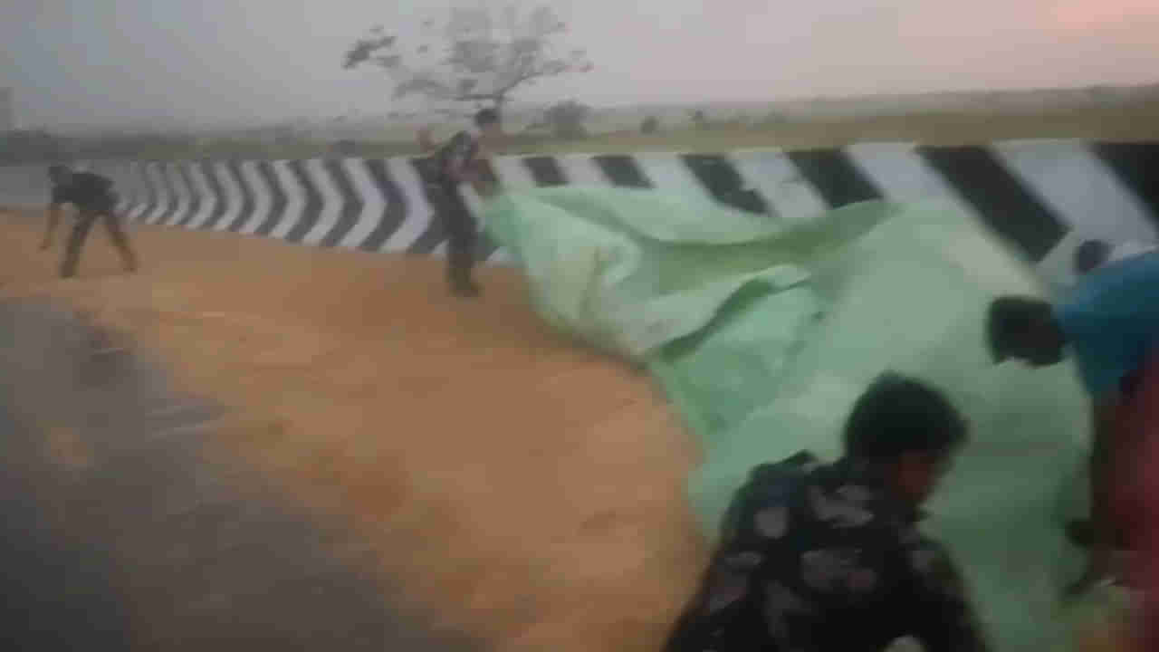 Telangana: పెద్ద గాలివాన.. తడిచిపోతున్న ధాన్యం.. పరుగుపరుగున వచ్చి రైతుకు సాయంగా నిలిచిన పోలీస్ అన్నలు