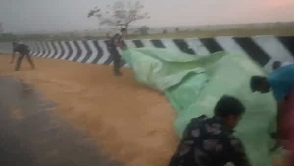Telangana: పెద్ద గాలివాన.. తడిచిపోతున్న ధాన్యం.. పరుగుపరుగున వచ్చి రైతుకు సాయంగా నిలిచిన పోలీస్ అన్నలు