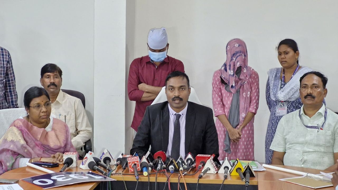 Andhra: పెట్టింది కాల్ సెంటర్.. కానీ లోపల యవ్వారం వేరే.. స్టన్ అయిన పోలీసులు