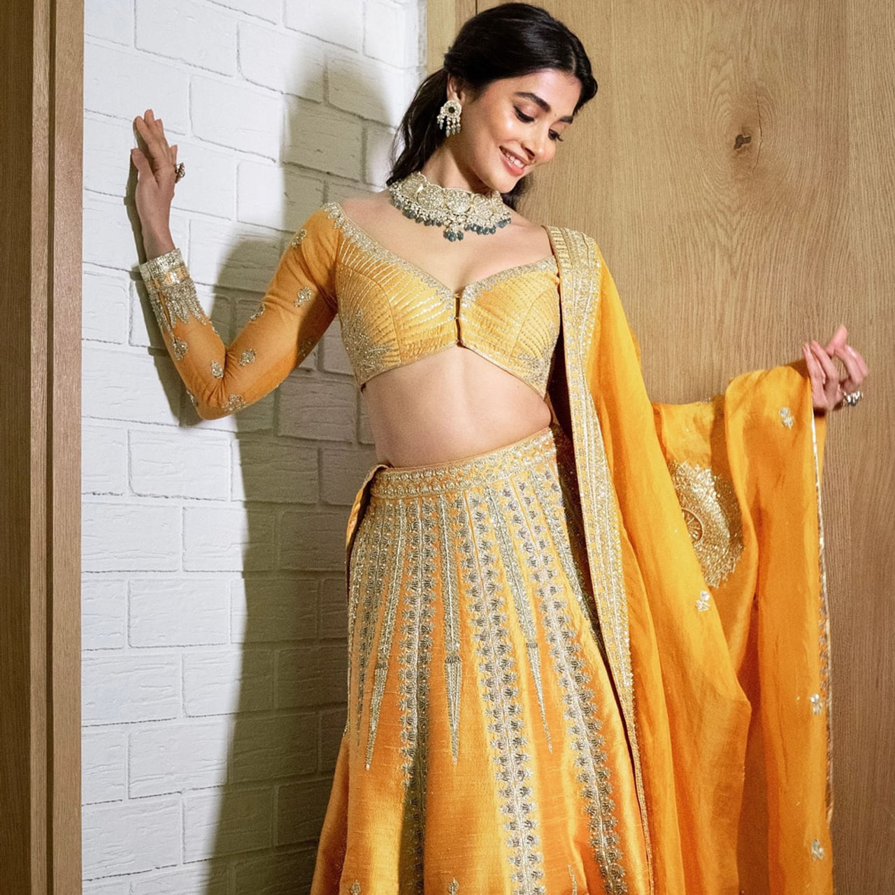 ఓ టైమ్‌లో ఏ సినిమాకు డేట్స్ ఇవ్వాలో కూడా తెలియనంత బిజీగా ఉన్న పూజా హెగ్డే.. ఇప్పుడు ఏ సినిమాకు డేట్స్ ఇద్దామా అని వేచి చూస్తున్నారు. 