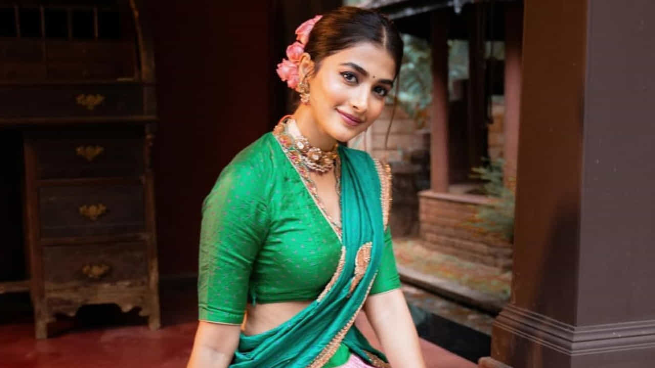 ప్రస్తుతం ఈ ఫొటోలు సామాజిక మాధ్యమాల్లో వైరల్ గా మారాయి. 'సో క్యూట్.. మేడమ్ సార్ మేడమ్ అంతే'.. అంటూ నెటిజన్లు క్రేజీ కామెంట్స్ చేస్తున్నారు..  
