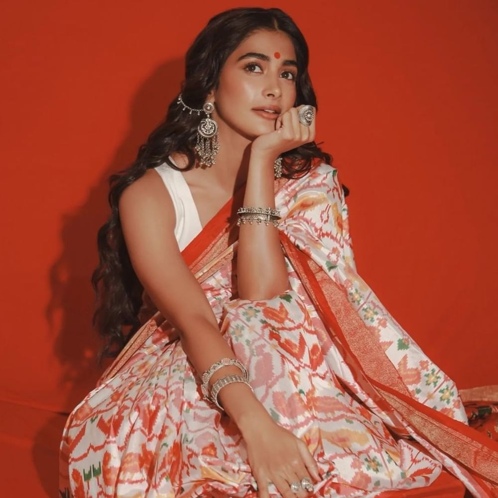 కొత్త తారల హవా పెరగటంతో శ్రీలీల, కృతి శెట్టి సైడ్ అయ్యారు. తెలుగులో అవకాశాలు తగ్గటంతో ఇతర ఇండస్ట్రీల మీద కాన్సన్ట్రేట్ చేస్తున్నారు. కృతి మూడు సినిమాల్లో నటిస్తున్నా.. ఆ మూడూ తమిళ సినిమాలే.