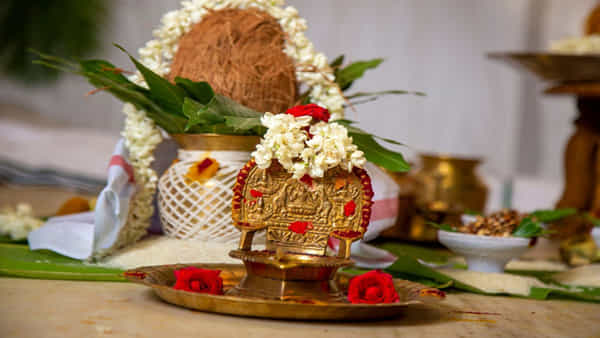 Vastu Tips: పూజ గదిలో పొరపాటున కూడా ఈ ఒక్క వస్తువు ఉంచకండి.. దీని వల్ల ఎన్ని అనర్థాలో..