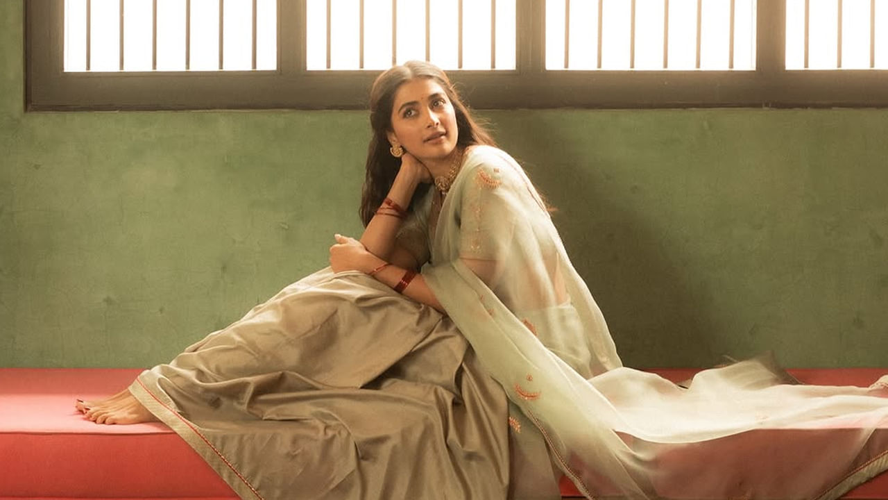 వరస సినిమాలు, స్పెషల్ సాంగ్స్ చేస్తూ టాలీవుడ్ ను షేక్ చేసింది ఈ ముద్దుగుమ్మ. కానీ ఈ అమ్మడు చేసిన సినిమాలు చాలా వరకు ఫ్లాప్ అవ్వడంతో ఈ బ్యూటీకి అవకాశాలు తగ్గాయి.