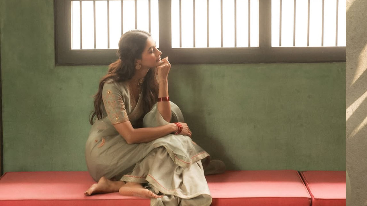 ఈ క్రమంలోనే ఈ అమ్మడు చీరలో అందంగా ముస్తాబైన ఫొటోలను షేర్ చేసింది. అందులో ఈ చిన్నది చాలా బ్యూటిఫుల్ గా, కుందనపు బొమ్మలా కనిపిస్తూ అందరినీ ఆకట్టుకుంది.