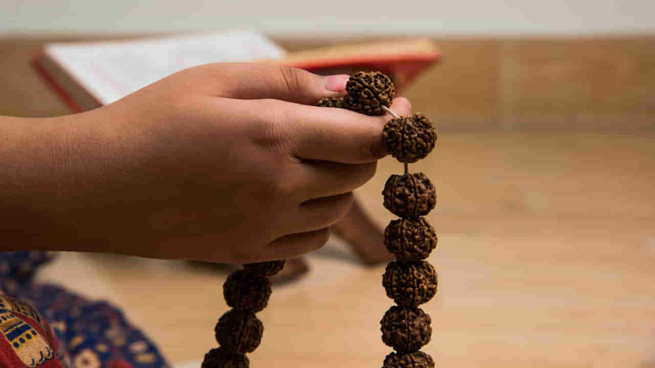 Mantras: కష్టకాలంలో జీవితాన్ని మార్చేసే పవర్ వీటికే ఉంది.. ఈ 6 శక్తివంతమైన మంత్రాల గురించి తెలుసా?