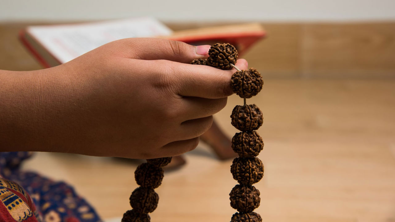 Mantras: కష్టకాలంలో జీవితాన్ని మార్చేసే పవర్ వీటికే ఉంది.. ఈ 6 శక్తివంతమైన మంత్రాల గురించి తెలుసా?