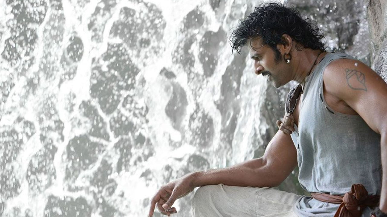 2015 జూలై 10న బాహుబలి ది బిగినింగ్ ప్రేక్షకుల ముందుకు వచ్చింది. ఆ రోజు నుంచే డెకెడ్ సెలబ్రేషన్స్ స్టార్ట్ చేస్తున్న యూనిట్ అక్టోబర్లో సినిమా రిలీజ్కు ముహూర్తం ఫిక్స్ చేసింది. బాహుబలి రిటర్న్స్ పేరుతో సరికొత్తగా ఈ సినిమాను ప్రేక్షకుల ముందుకు తీసుకువచ్చేందుకు చూస్తుంది మూవీ టీమ్. మరి సెకండ్ రిలీజ్లోనూ బాహుబలి మ్యాజిక్ రిపీట్ అవుతుందా.. లెట్స్ వెయిట్ అండ్ సీ.