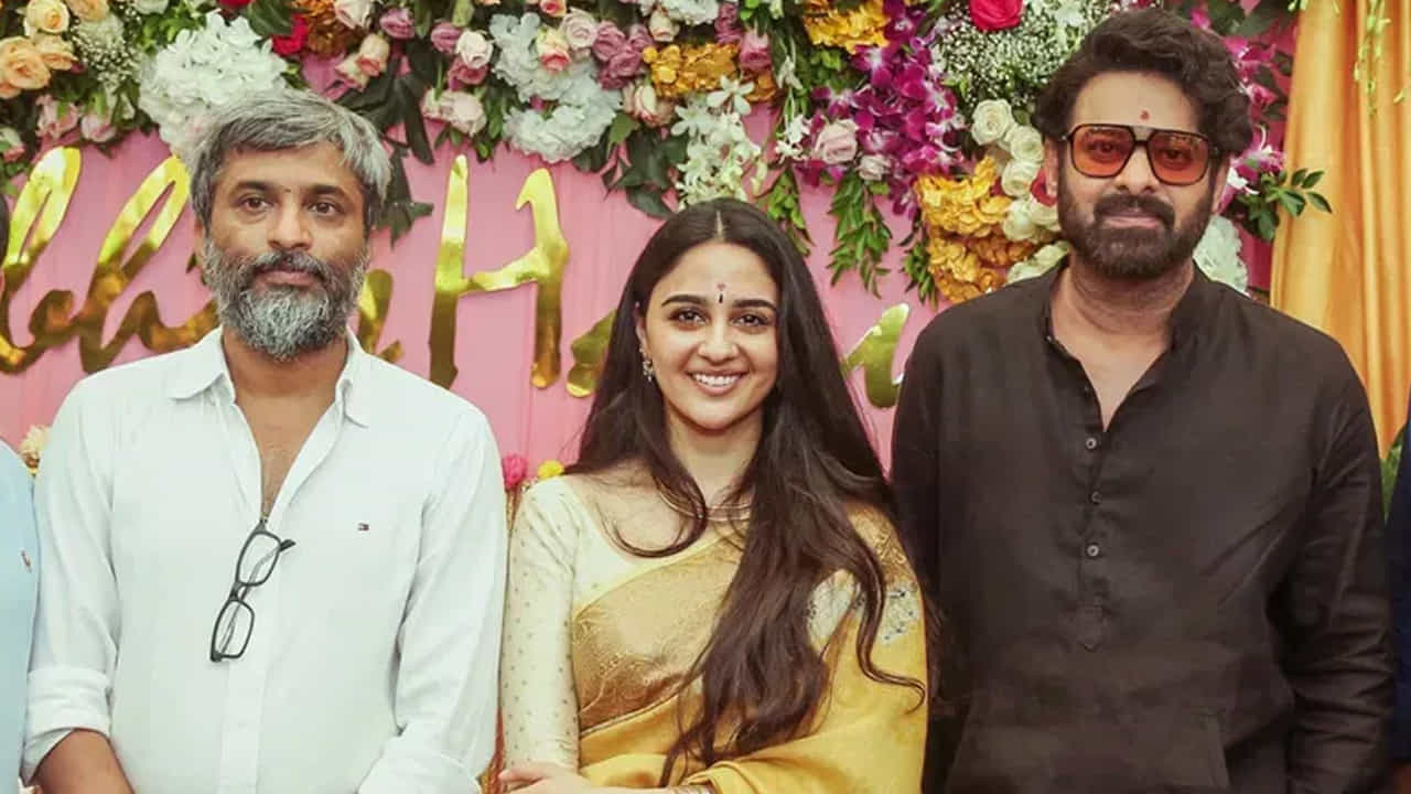 ప్రజెంట్ ప్రభాస్ హీరోగా ఫౌజీ సినిమా చేస్తున్న హను, డార్లింగ్తో మరో మూవీకి ఓకే చెప్పారు. హను వర్కింగ్ స్టైల్ నచ్చిన ప్రభాస్, స్వయంగా మరో మూవీకి ఆఫర్ ఇచ్చారు. ఇది ఫుల్ యాక్షన్ ఎంటర్టైనర్గా రూపొందుతుంది. ఇది స్టార్ అవ్వాలంటే డార్లింగ్ లైనప్ పూర్తవల్సిందే.