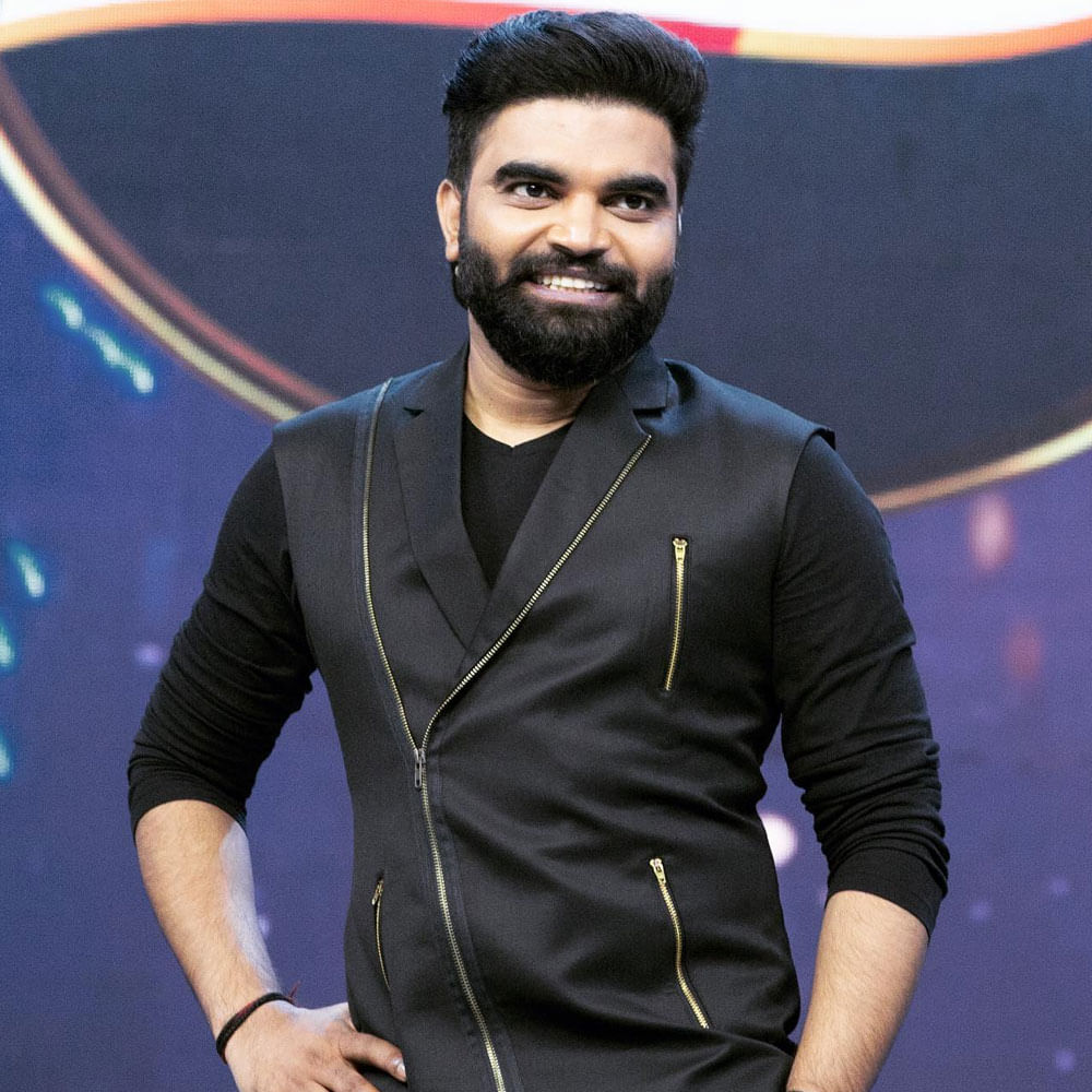 యాంకర్ ప్రదీప్ హీరోగా నటిస్తోన్న లేటేస్ట్ మూవీ అక్కడ అమ్మాయి ఇక్కడ అబ్బాయి. ఇందులో యాంకర్ దీపికా పిల్లి హీరోయిన్ గా నటిస్తుంది. ఇప్పటికే రిలీజ్ అయిన పోస్టర్స్, ట్రైలర్ సినిమాపై అంచనాలు పెంచేశాయి. తాజాగా ఈ మూవీ ప్రమోషన్లలో భాగాగం తన పెళ్లి వార్తలపై క్లారిటీ ఇచ్చాడు ప్రదీప్. 