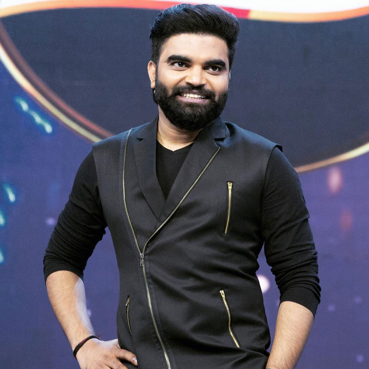 యాంకర్ ప్రదీప్ హీరోగా నటిస్తోన్న లేటేస్ట్ మూవీ అక్కడ అమ్మాయి ఇక్కడ అబ్బాయి. ఇందులో యాంకర్ దీపికా పిల్లి హీరోయిన్ గా నటిస్తుంది. ఇప్పటికే రిలీజ్ అయిన పోస్టర్స్, ట్రైలర్ సినిమాపై అంచనాలు పెంచేశాయి. తాజాగా ఈ మూవీ ప్రమోషన్లలో భాగాగం తన పెళ్లి వార్తలపై క్లారిటీ ఇచ్చాడు ప్రదీప్. 