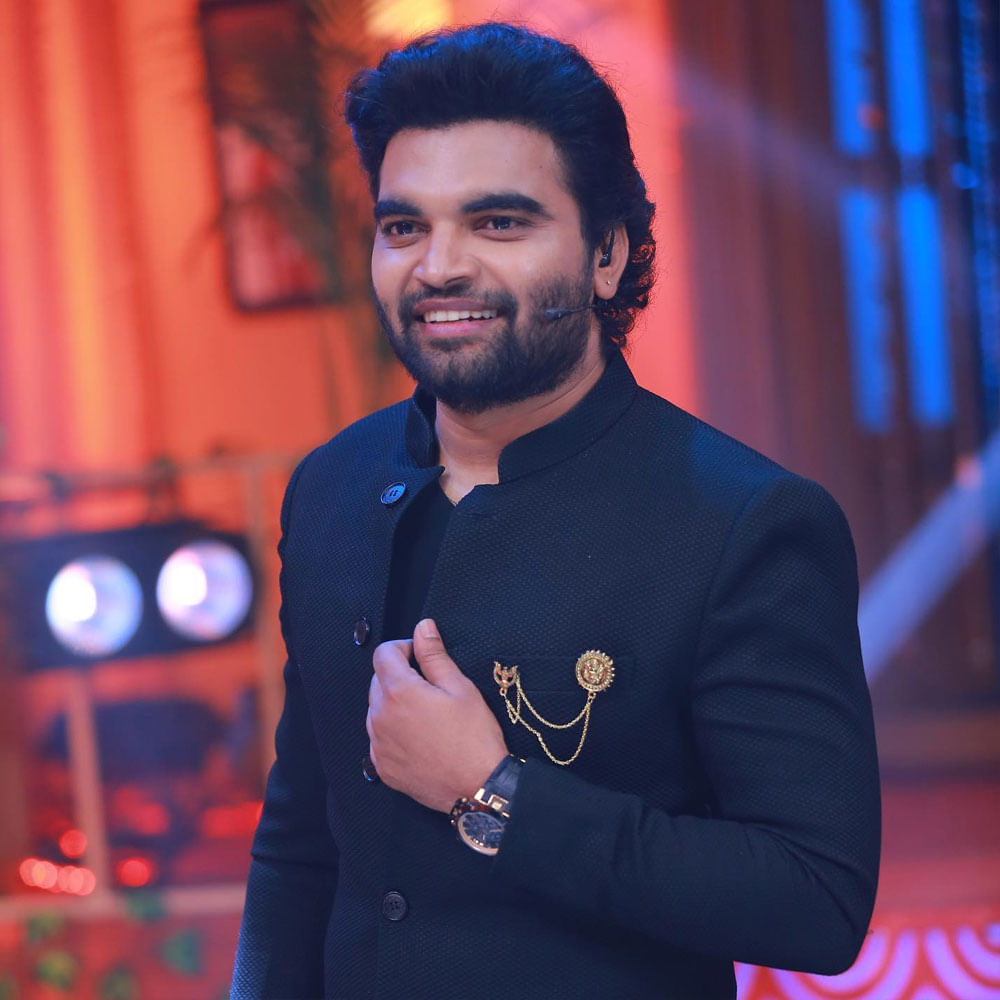 గత కొన్ని రోజులుగా ప్రదీప్ పెళ్లి గురించి సోషల్ మీడియాలో ప్రచారం జరుగుతున్న సంగతి తెలిసిందే. ఓ ప్రజాప్రతినిధితో ఆయన పెళ్లి జరగనుందని ఇటీవల నెట్టింట వార్తలు వచ్చాయి. ఆయా కథానాలను ఉద్దేశించి తాజాగా ప్రదీప్ ఇంటర్వ్యూలో ఆసక్తికర విషయాలను పంచుకున్నారు. 