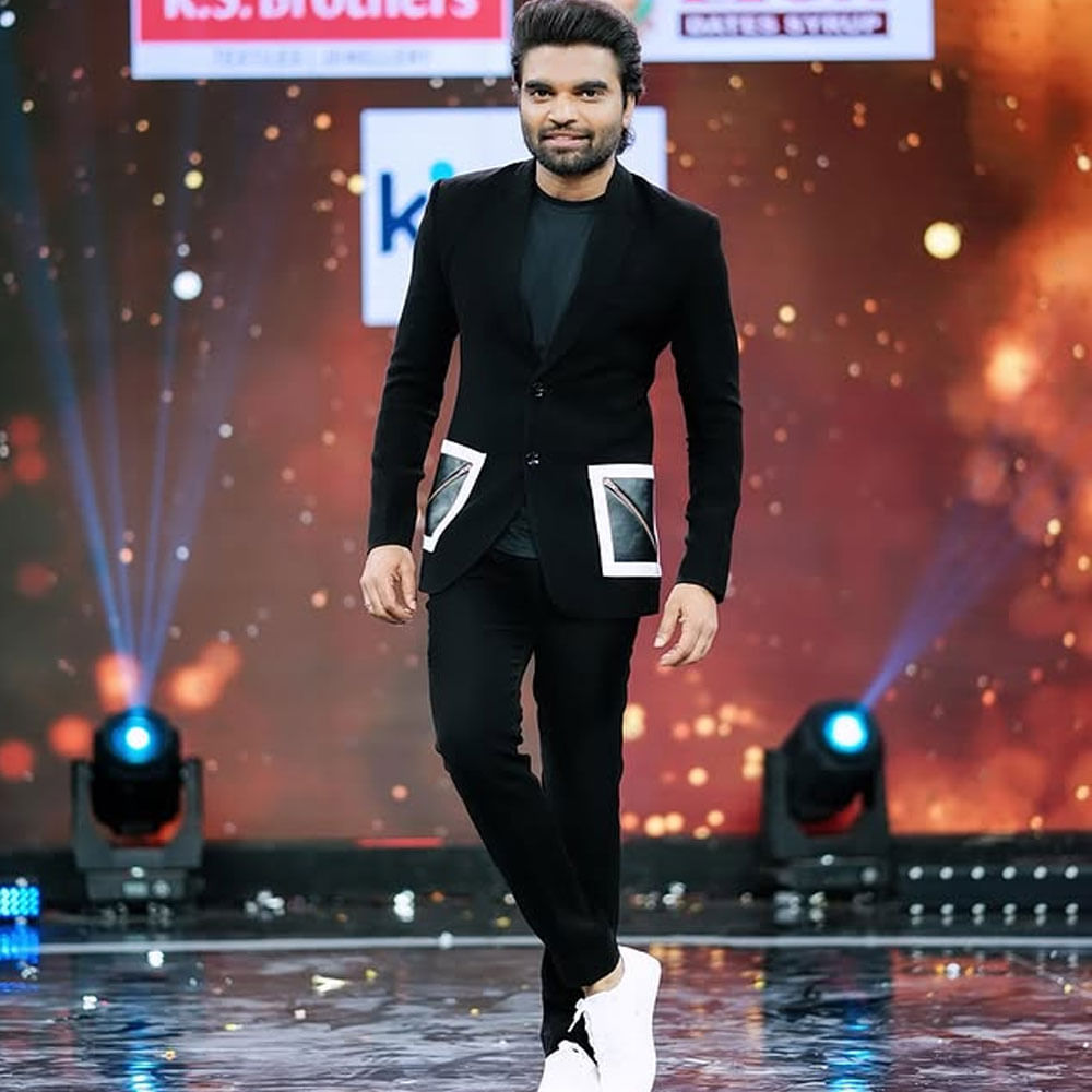 దీంతో మిగిలిన విషయాలు కూడా కాస్త టైమ్ పడుతూ వచ్చాయని.. కాకపోతే అన్ని సరైన సమయానికే పూర్తవుతాయని తాను నమ్ముతున్నట్లు తెలిపారు. రాజకీయ నాయకురాలితో పెళ్లంటూ జరిగిన ప్రచారం పై రియాక్ట్ అయ్యారు. 