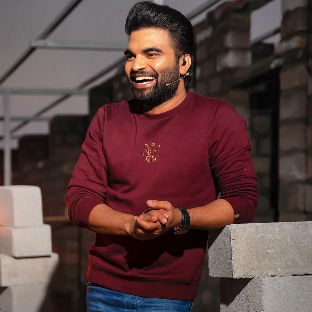 తన పెళ్లి గురించి వచ్చిన వార్తలు తాను కూడా విన్నానని.. అంతకు ముందు రియల్ ఎస్టేట్ కుటుంబానికి చెందిన అమ్మాయితో పెళ్లి అన్నారని.. త్వరలోనే క్రికెటర్ తో అంటారేమో.. అవన్నీ సరదా ప్రచారాలు మాత్రమే అంటూ బదులిచ్చారు. 