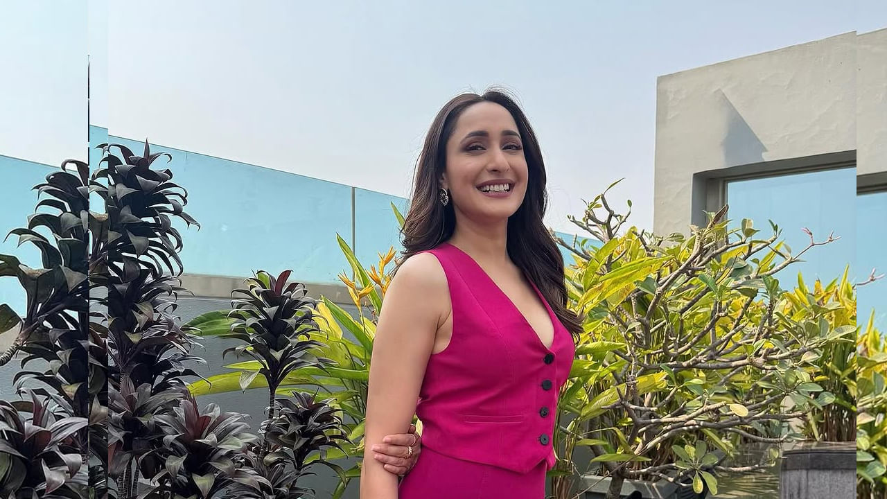 ప్రగ్యాజైస్వాల్ గురించి ఎంత చెప్పినా తక్కువే. అందం, అభినయం ఈ ముద్దుగుమ్మ సొంతం. తన అందచందాలతో ఎంతో మందిని మాయ చేసింది ఈ బ్యూటీ. మిర్చిలాంటి కుర్రాడు సినిమాతో టాలీవుడ్ లోకి ఎంట్రీ ఇచ్చింది.