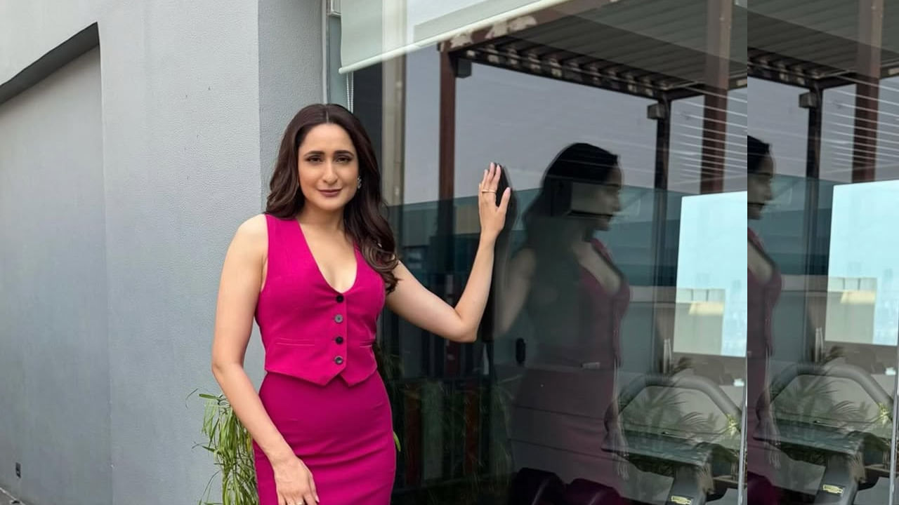 ఈ సినిమాతో అంతగా గుర్తింపు రానప్పటికీ, కంచె సినిమాతో మంచి ఫేమ్ సంపాదించుకుంది. ఈ మూవీలో ఈ బ్యూటీ నటనకు ప్రతి ఒక్కరూ ఫిదా అయిపోయారు. కానీ అవకాశాలు మాత్రం తక్కువే అని చెప్పాలి.  కంచె మూవీ తర్వాత బాలయ్య అఖండ సినిమాలో ఛాన్స్ కొట్టేసి బ్లాక్ బస్టర్ హిట్ అందుకుంది.