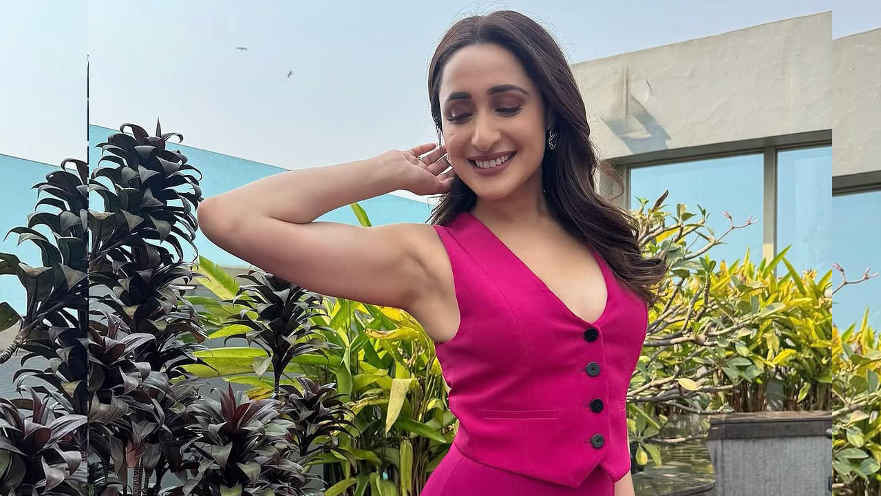 పింక్ డ్రెండీ డ్రెస్ లో ఈ బ్యూటీ అందాలకు ఎక్కవరైనా ఫిదా అవ్వాల్సిందే. ప్రస్తుం ఈ పిక్స్ సోషల్ మీడియాలో తెగ వైరల్ అవుతున్నాయి.