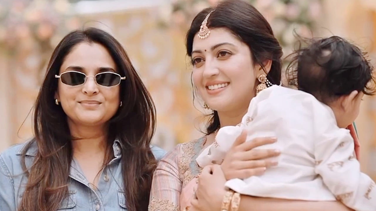  ప్రముఖ నటి రమ్య, పుష్ప ఫేమ్ డాలి ధనంజయ్ తదితర సెలబ్రిటీలు ప్రణీత కుమారుడి బారసాల వేడుకలో తళుక్కుమన్నారు. 