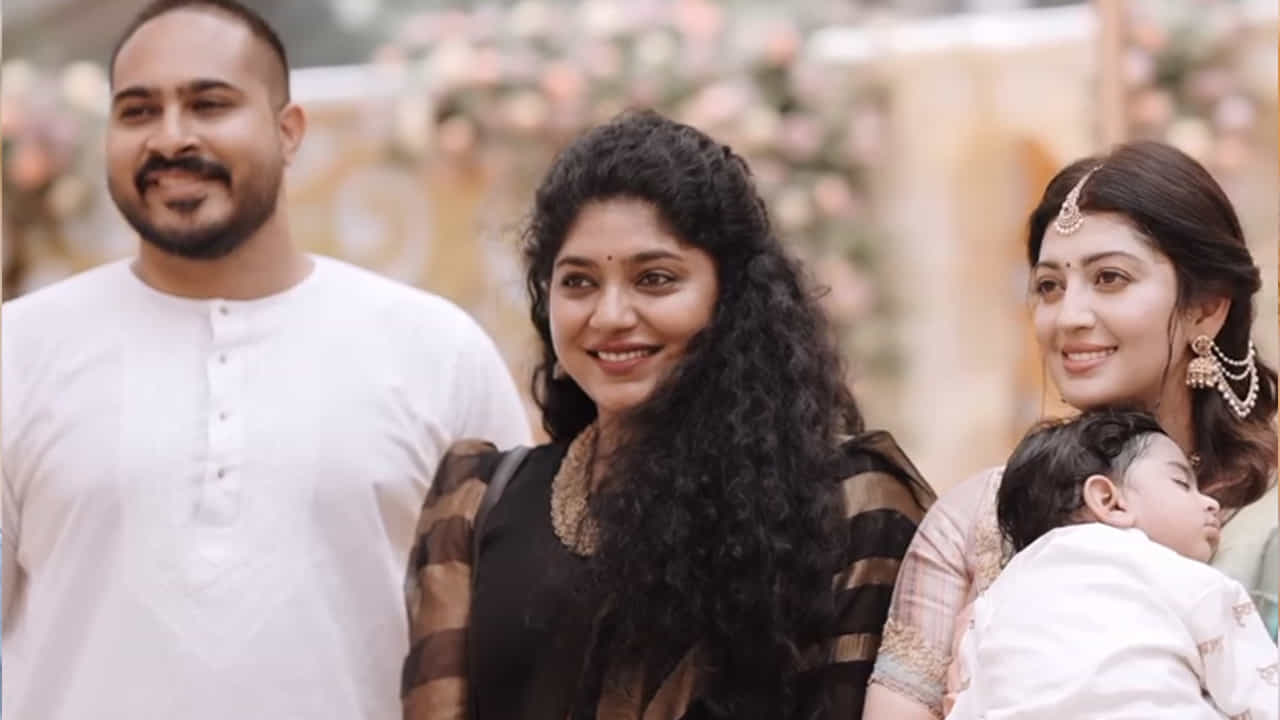 ప్రస్తుతం ఈ బారసాల వేడుకకు సంబంధించిన ఫొటోలు, వీడియోలు సామాజిక మాధ్యమాల్లో తెగ వైరలవుతున్నాయి.