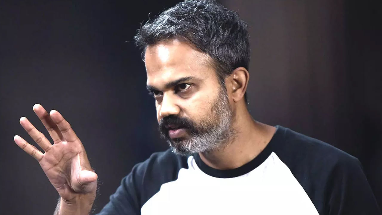 మాతృభాష తెలుగే అయినా, కన్నడ డైరక్టర్‌గానే చూస్తారు ప్రశాంత్‌ నీల్‌ని. కేజీయఫ్‌ అలా సక్సెస్‌ అయిందో లేదో ఇలా అమాంతం పేరు వచ్చేసింది ప్రశాంత్‌ నీల్‌కి. ఆయనిప్పుడు తారక్‌తో సినిమా చేస్తున్నారు. సలార్‌2 చేయాలి. కేజీయఫ్‌3 చేయాలి. రామ్‌చరణ్‌తో ఓ సినిమా చేయాలి... ఇవన్నీ కంప్లీట్‌ అయ్యే నాటికి మరెన్ని సినిమాలుంటాయో చేతిలో.