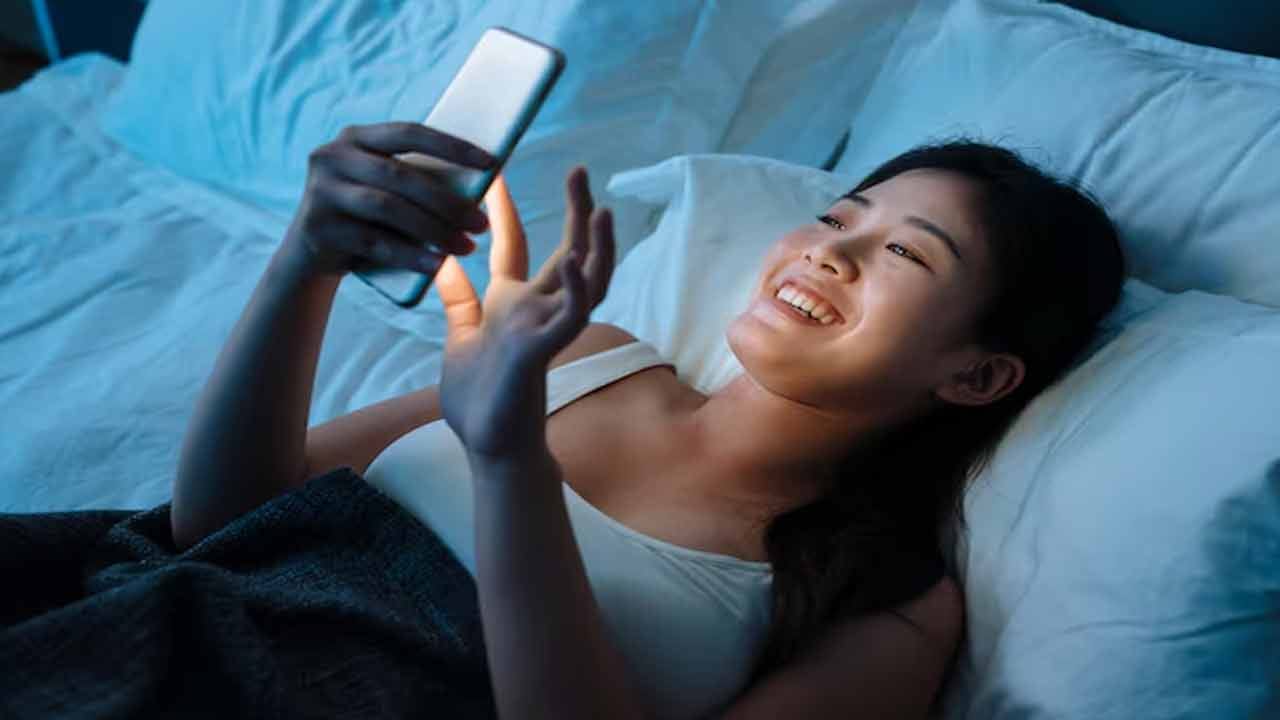 అలాగే అతిగా ఆందోళన చెందడం మంచిది కాదు. అది ఆరోగ్యంపై కూడా ప్రతికూల ప్రభావాన్ని చూపుతుంది. ఈ విషయం తెలిసినా కొంతమంది అమ్మాయిలు చిన్న చిన్న విషయాలకే చింతిస్తూ రోజులు గడుపుతుంటారు. ఎక్కువగా ఆందోళన చెందే అమ్మాయిలు తమ వయస్సు కంటే పెద్దవారిగా కనిపిస్తారు.