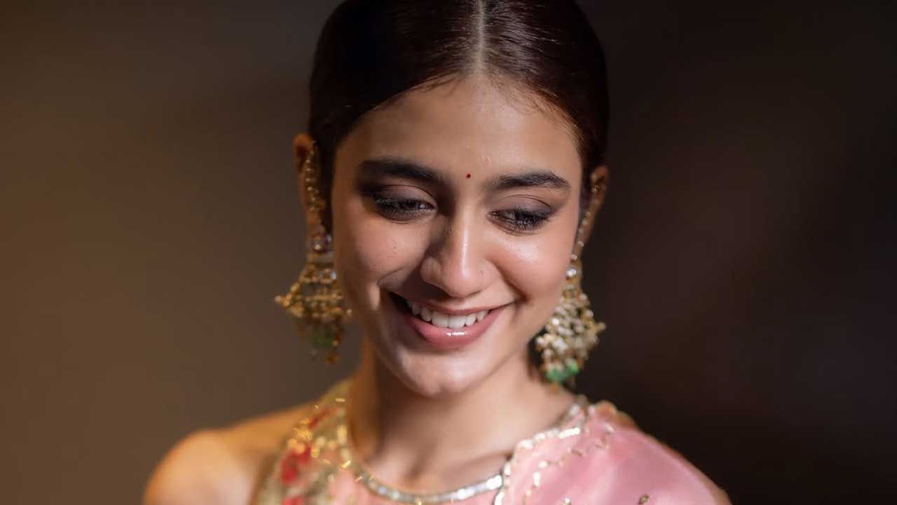 ఓరు ఆధార్ లవ్ అనే సినిమాతో ఇండస్ట్రీకి పరిచయమైన ఈ బ్యూటీ గురించి ఎంత చెప్పినా తక్కువే. సినిమాలో కన్నుకొట్టి విపరీతంగా ఫేమస్ అయ్యింది.డెబ్యూ సినిమాలతో పాపులర్ అవ్వడంతో మంచి గుర్తింపు సొంతం చేసుకుంది. ఓ వైపు సినిమాలు చేస్తూ ఫుల్ బిజీగా ఉంటూనే మరో వైపు సోషల్ మీడియాలో ఫుల్ యాక్టివ్‌గా ఉంటుంది ఈ బ్యూటీ.