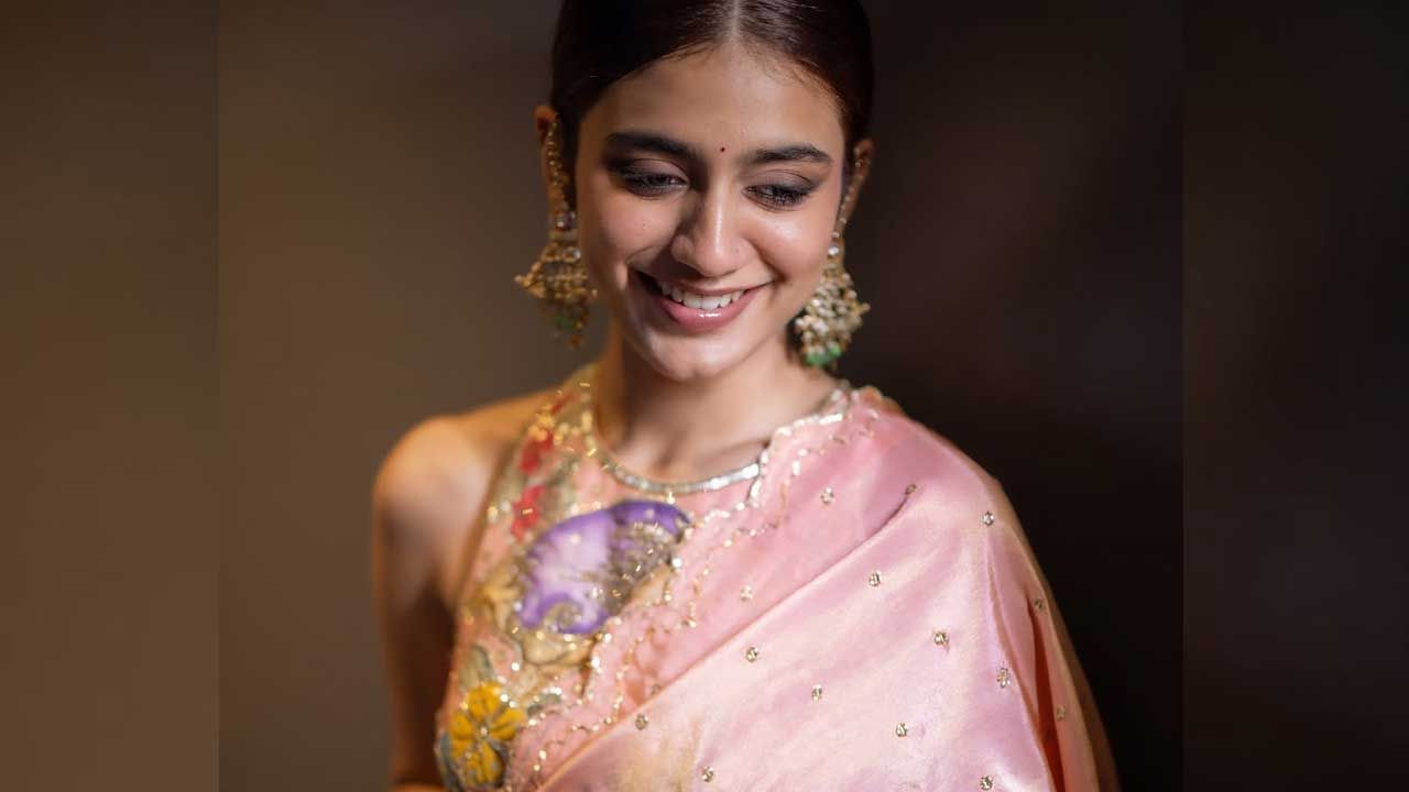 తాజాగా ఈ అందాల ముద్దుగుమ్మ చీరకట్టులో ఉన్న పలు ఫొటోలను షేర్ చేసింది. అందులో ఈ బ్యూటీ చూడటానికి చాలా అందంగా, అద్భుతంగా ఉంది.ప్రస్తుతం ఈ ఫొటోలు నెట్టంటో తెగ వైరల్ అవుతున్నాయి. ఇక ఈ అందాల తారా మళయాలంలో పలు సినిమాలు చేస్తూ మంచి ఫేమ్ సంపాదించుకుంది.