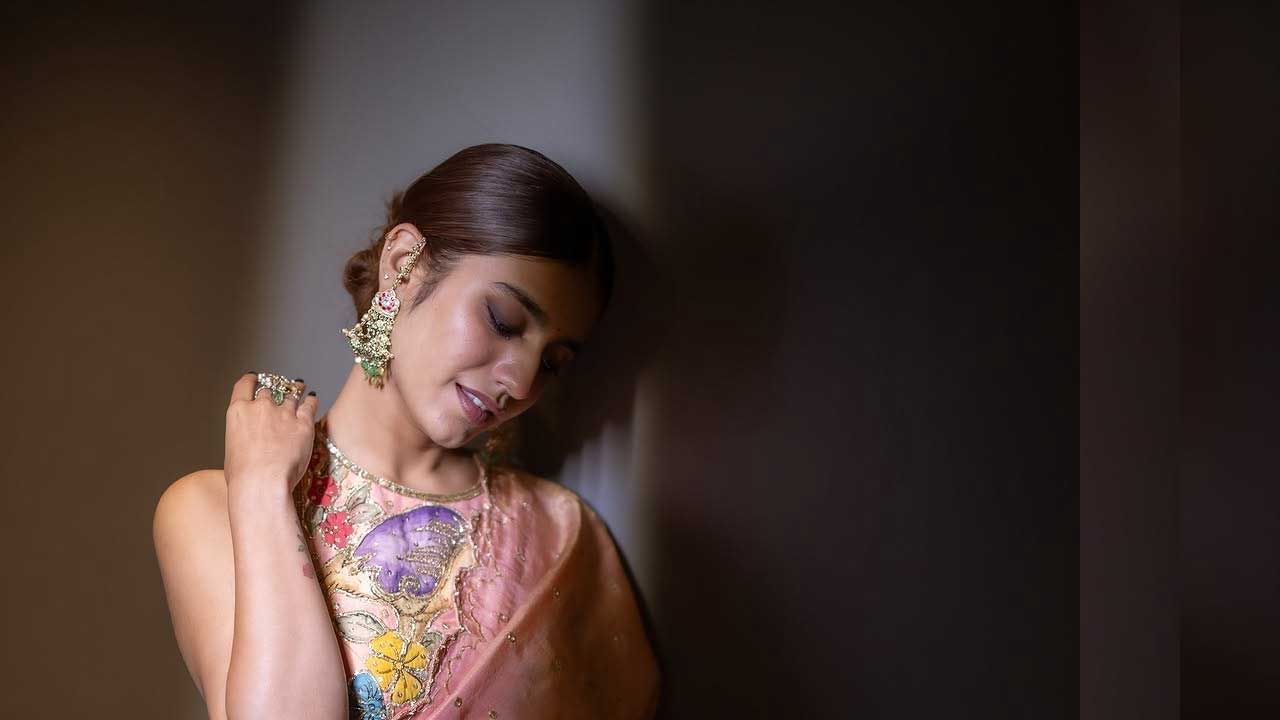 ఇక ఎప్పుడూ సోషల్ మీడియాలో ఫుల్ యాక్టివ్ గా ఉండే ఈ ముద్దుగుమ్మ కాస్త టైమ్ దొరికితే చాలు తన హాట్ హాట్ ఫొటో షూట్ తో కుర్రకారును మాయ చేస్తుంటుంది. తాజాగా ఈ ముద్దుగుమ్మ చీరలో తన అందచందాలతో యువతను తన వైపుకు లాక్కుంటుంది. ప్రస్తుతం దీనికి సంబంధించిన ఫొటోలు నెట్టింట్లో తెగ వైరల్ అవుతున్నాయి.