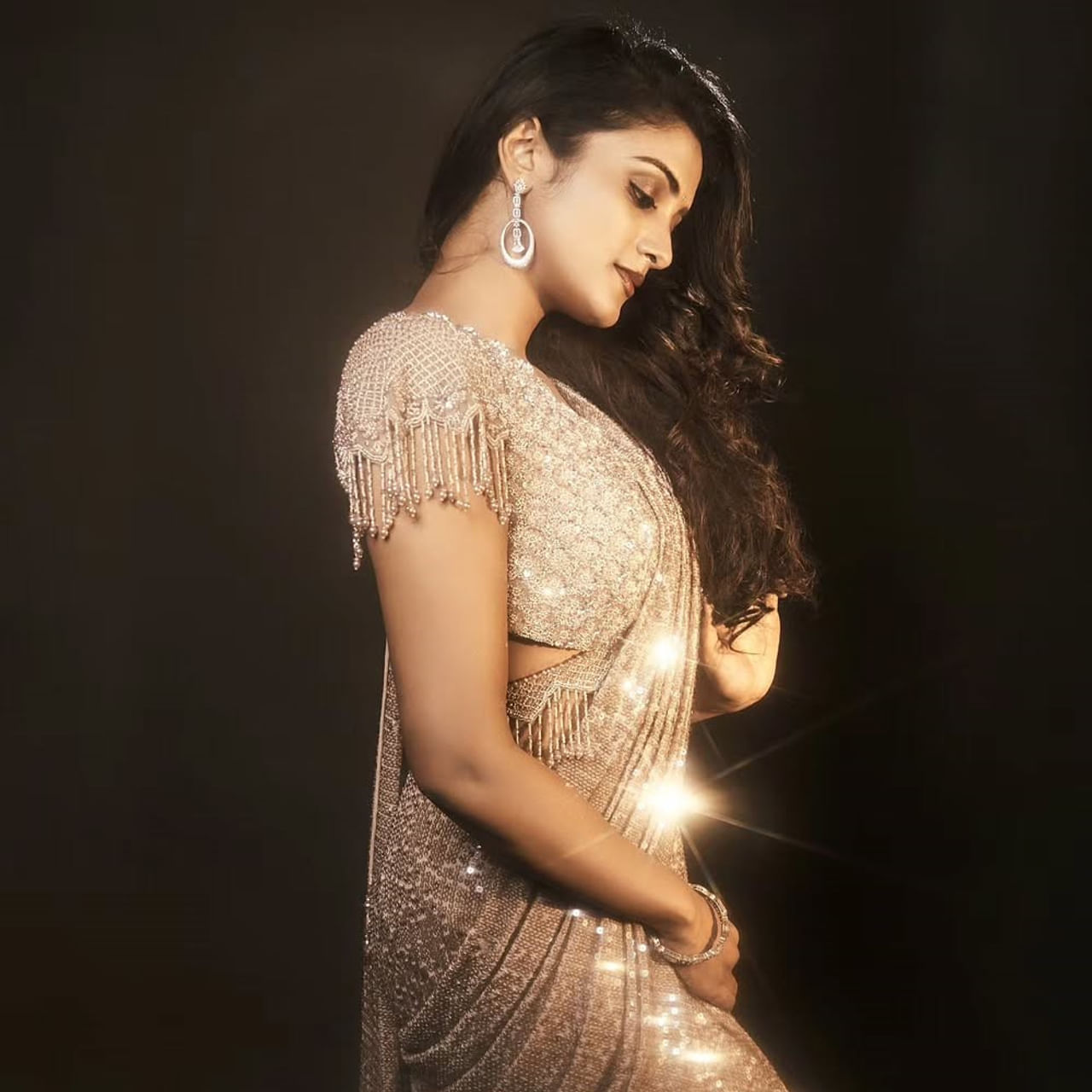 టాలీవుడ్ ఇండస్ట్రీలో రాణిస్తున్న తెలుగమ్మాయిలలో రూప కొడువాయూర్ ఒకరు. చూడచక్కని రూపం.. సహజమైన నటనతో ప్రేక్షకులను కట్టిపడేస్తుంది. ఇప్పుడిప్పుడే తెలుగు చిత్రపరిశ్రమలో వరుస ఆఫర్స్ అందుకుంటూ బిజీగా మారుతుంది. 