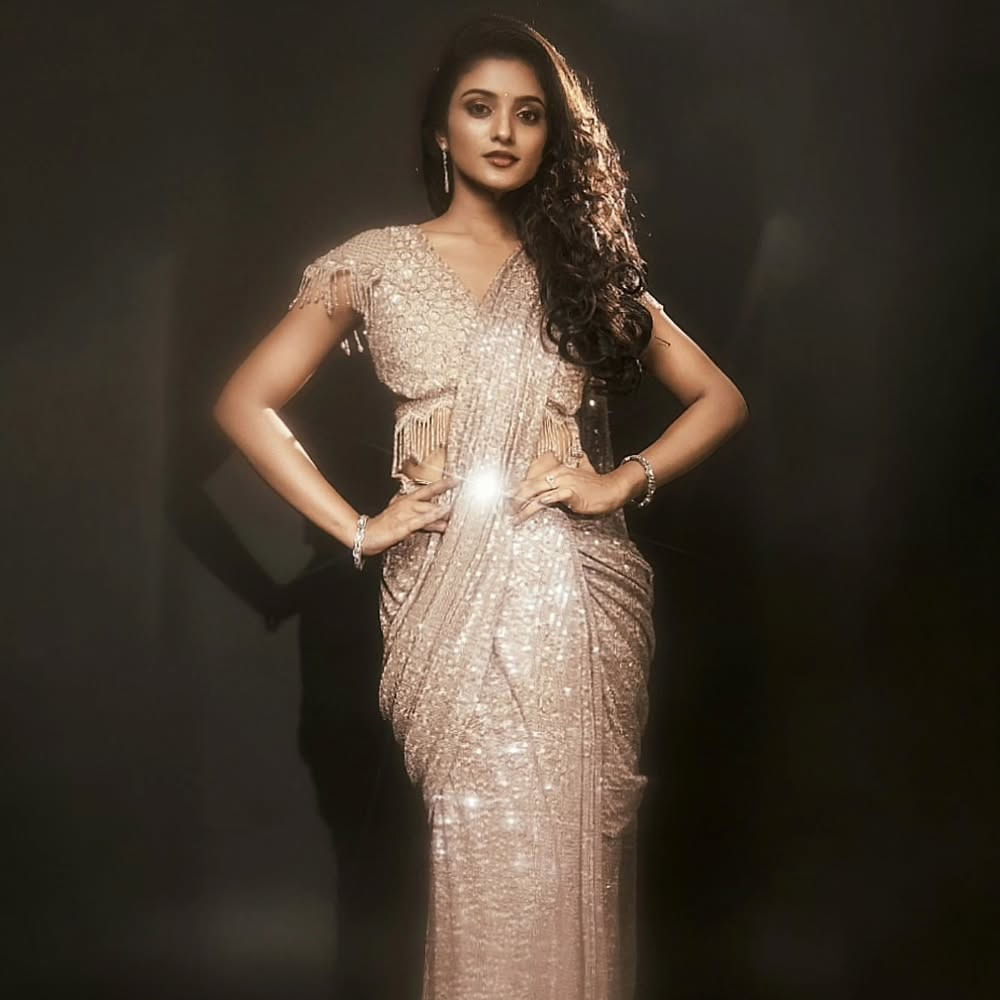 అందం, నటనపరంగా మంచి మార్కులే అందుకున్న ఈ అమ్మడు ఇప్పుడు సారంగపాణి జాతకం సినిమాలో నటిస్తుంది. ప్రియదర్శి హీరోగా నటిస్తున్న ఈ చిత్రానికి ఇంద్రగంటి మోహన కృష్ణ దర్శకత్వం వహిస్తున్నారు. ఏప్రిల్ 18న ఈ సినిమా రిలీజ్ కానుంది. 