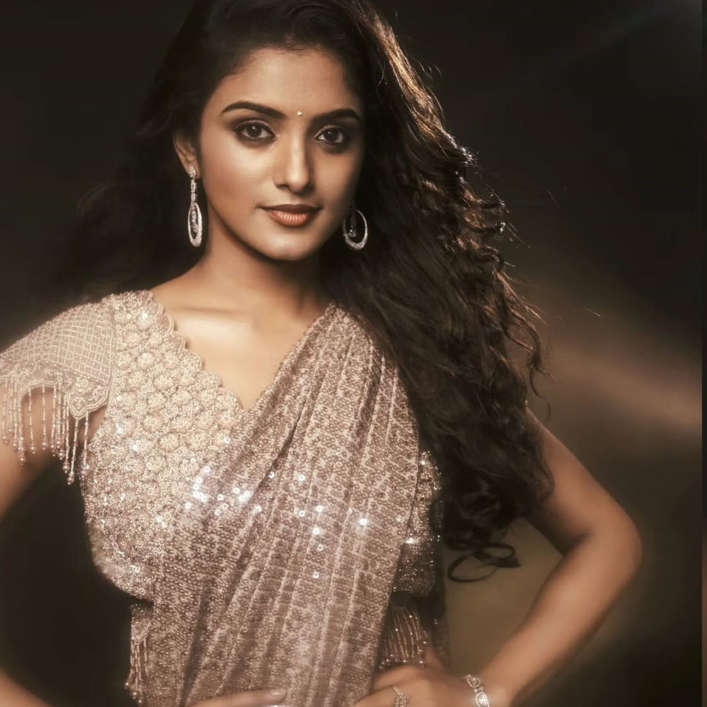 అటు సినిమాలతో బిజీగా ఉంటూనే.. ఇటు సోషల్ మీడియాలో వరుస ఫోటోషూట్స్ షేర్ చేస్తుంది రూప కొడువాయూర్. తాజాగా ఈ అమ్మడు షేర్ లేటేస్ట్ ఫోటోస్ కట్టిపడేస్తున్నాయి. నిశీదిలో మెరిసిన ఉషోదయంలా కనిపిస్తుంది. 