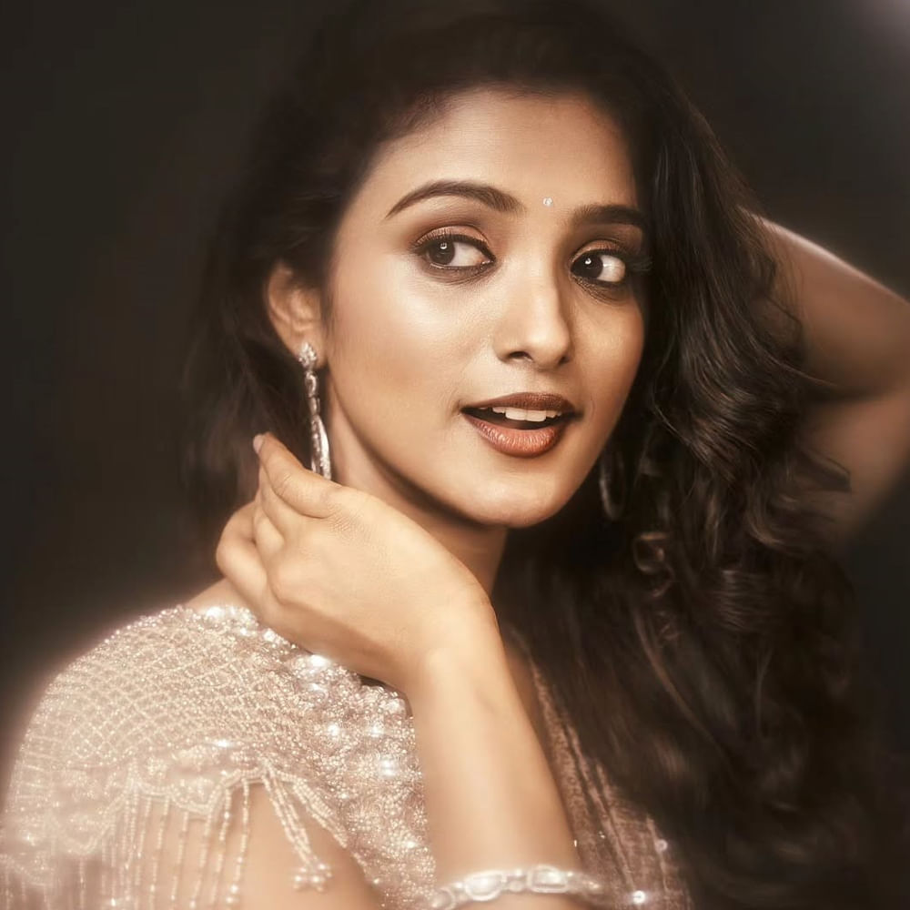 రూప కొడువాయూర్.. ప్రస్తుతం తెలుగులో సరైన బ్రేక్ కోసం ఎదురుచూస్తుంది. నటిగా ప్రశంసలు అందుకున్నప్పటికీ ఈ ముద్దుగుమ్మకు అంతగా ఆఫర్స్ రావడం లేదు. కానీ నెట్టింట మాత్రం మంచి ఫాలోయింగ్ సంపాదించుకుంది. 