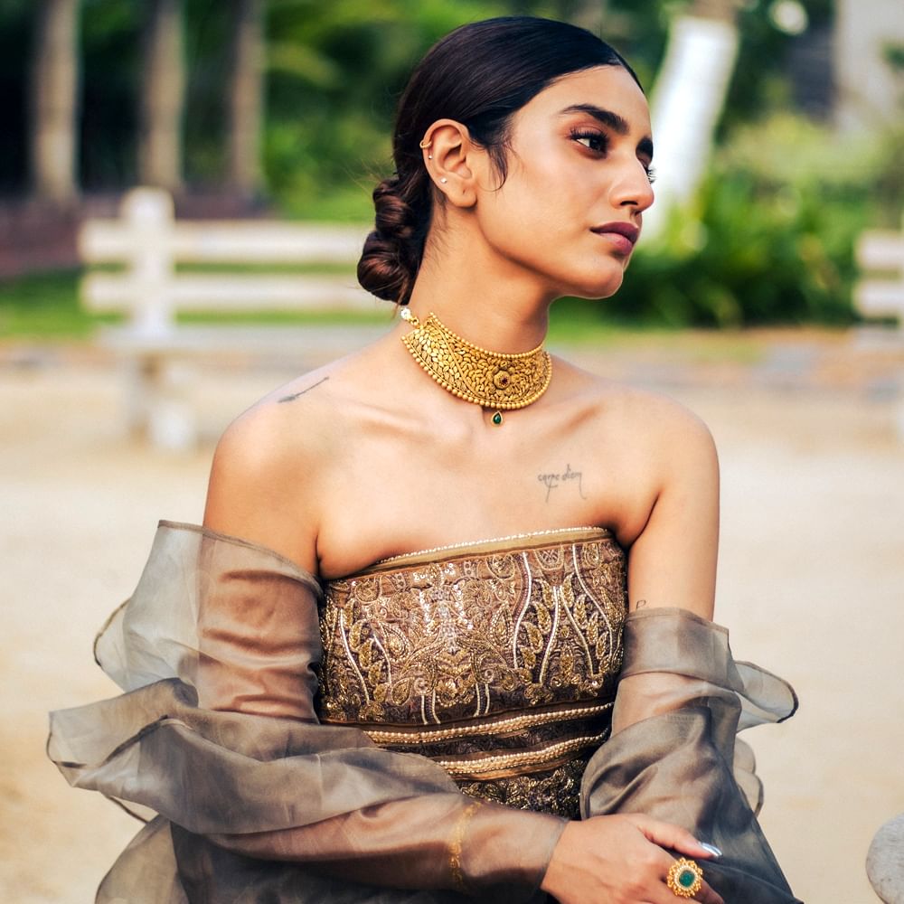 సోషల్ మీడియాలో యాక్టివ్గా ఉంటూ, తన క్రేజీ ఫోటోషూట్లు, డ్యాన్స్ వీడియోలతో అభిమానులను అలరిస్తుంది. తాజాగా ఈ బ్యూటీ షేర్ చేసిన ఫోటోలు వైరల్ గా మారాయి. ఈ పిక్స్ కు నెటిజన్స్ క్రేజీ కామెంట్స్ చేస్తున్నారు.