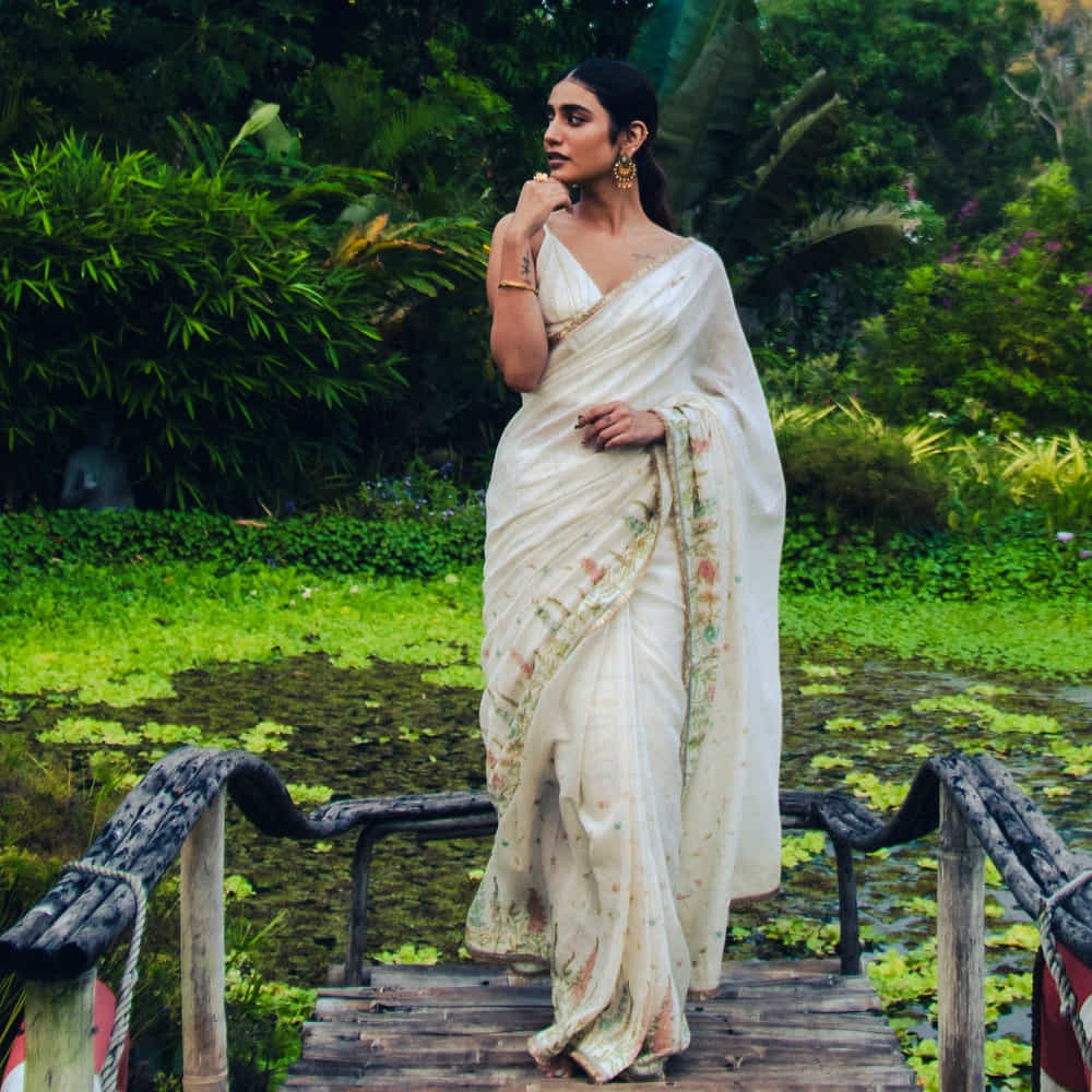ప్రియా ప్రకాష్ వారియర్.. ఈ బ్యూటీ గురించి ప్రత్యేకంగా చెప్పాల్సిన అవసరం లేదు. ప్రియా ప్రకాష్ వారియర్ మోడలింగ్ కెరీర్ ప్రారంభించింది. ఈ అమ్మడు ఎక్కువగా మలయాళం, తెలుగు, తమిళం సినిమాలతోపాటు హిందీ చిత్రాల్లో నటించింది.