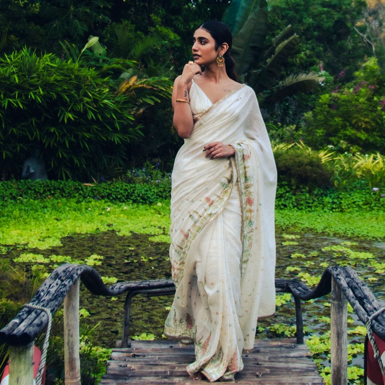 ప్రియా ప్రకాష్ వారియర్.. ఈ బ్యూటీ గురించి ప్రత్యేకంగా చెప్పాల్సిన అవసరం లేదు. ప్రియా ప్రకాష్ వారియర్ మోడలింగ్ కెరీర్ ప్రారంభించింది. ఈ అమ్మడు ఎక్కువగా మలయాళం, తెలుగు, తమిళం సినిమాలతోపాటు హిందీ చిత్రాల్లో నటించింది.