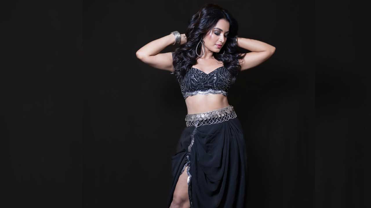 ఎప్పుడూ సోషల్ మీడియాలో చాలా యాక్టివ్ గా ఉంటూ తన ప్రియుడితో కలిసి ఉన్న ఫొటోలను, ఈ బ్యూటీ ఫొటోలను షేర్ చేస్తూ నెట్టింట్లో తెగ సందడి చేస్తుంది.తాజాగా ఈ ముద్దుగుమ్మ బ్లాక్ కలర్ డ్రెస్ లో కిసక్కీ బ్యూటీలా తయారైన ఫొటోలు షేర్ చేసింది. అందులో ఈ ముద్దుగుమ్మ అదిరిపోయిందనే చెప్పాలి.