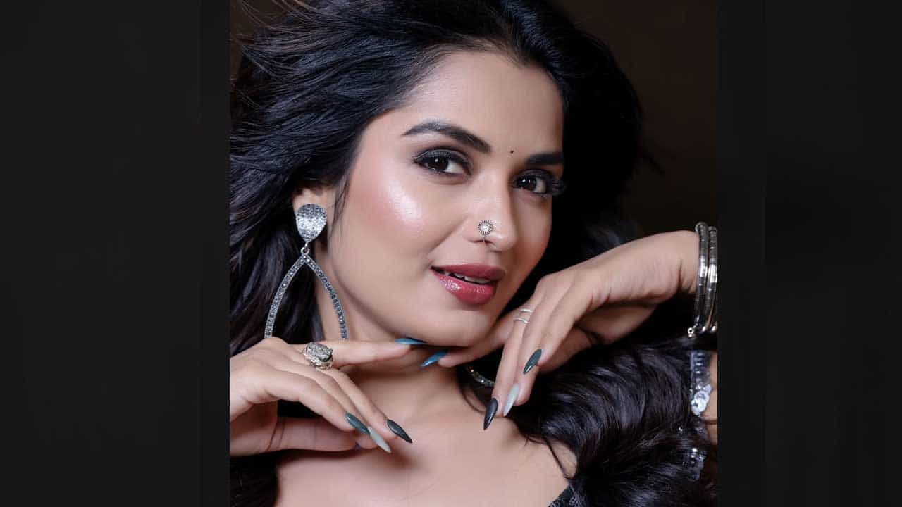 ప్రస్తుతం ఈ ఫొటోస్ నెట్టింట తెగ వైరల్ అవుతున్నాయి. మరి మీరు కూడా ఈ ఫొటోస్ పై ఓ లుక్ వేయండి.