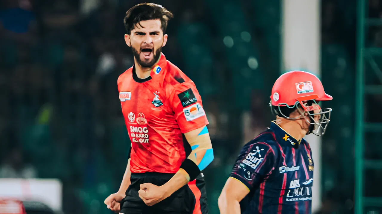 కరాచీలోని నేషనల్ క్రికెట్ స్టేడియంలో జరిగిన పీఎస్ఎల్ 6వ మ్యాచ్లో లాహోర్ ఖలందర్స్, కరాచీ కింగ్స్ తలపడ్డాయి. ఈ మ్యాచ్ చూడటానికి వచ్చిన అభిమానుల్లో ఇద్దరు రాయల్ ఛాలెంజర్స్ బెంగళూరు జట్టు అభిమానులు కావడం గమనార్హం.