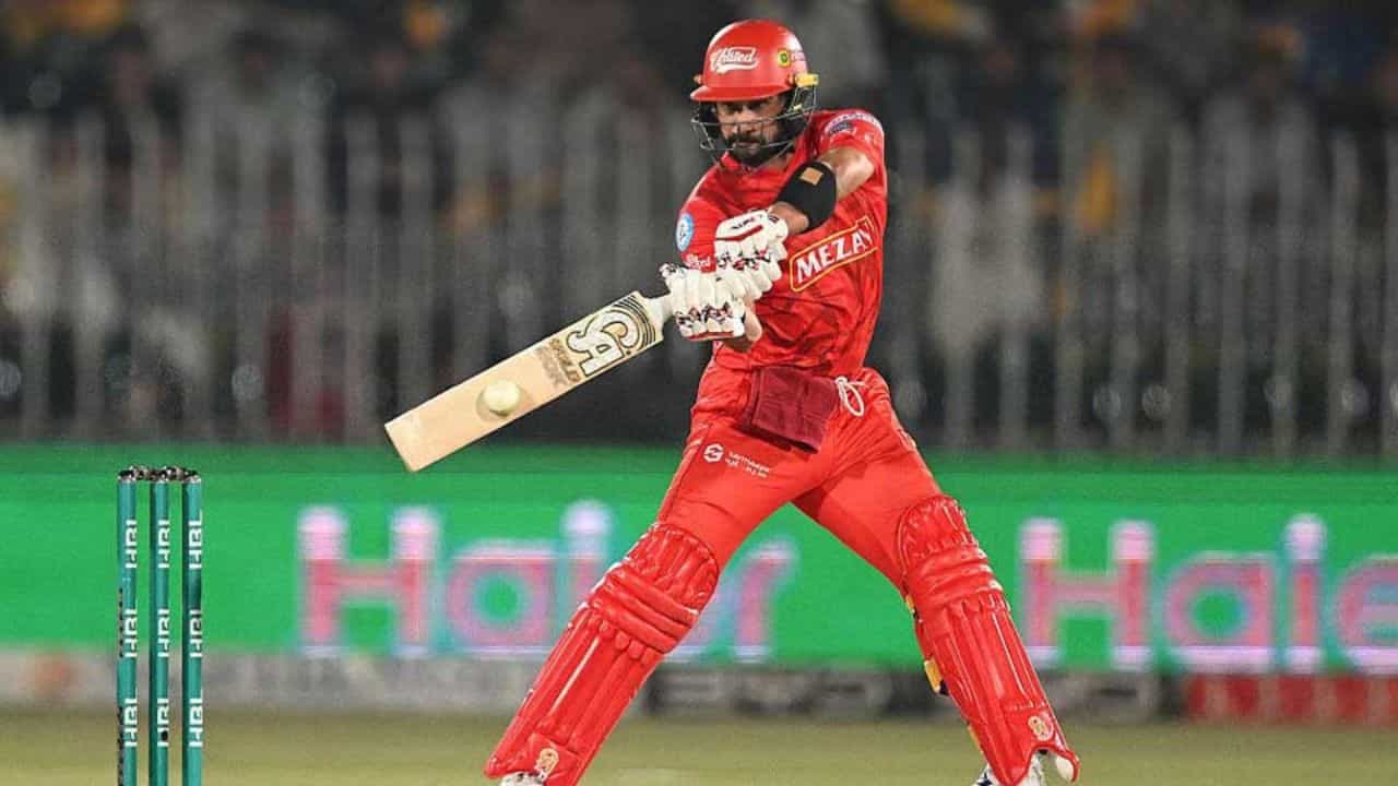 Sahibzada Farhan Record, PSL 2025: పాకిస్తాన్ సూపర్ లీగ్ 5వ మ్యాచ్లో సాహిబ్జాదా ఫర్హాన్ అద్భుతమైన సెంచరీ సాధించడం ద్వారా ప్రపంచ రికార్డును లిఖించాడు. రావల్పిండి క్రికెట్ స్టేడియంలో జరిగిన ఈ మ్యాచ్లో ఇస్లామాబాద్ యునైటెడ్, పెషావర్ జల్మీ జట్లు తలపడ్డాయి.