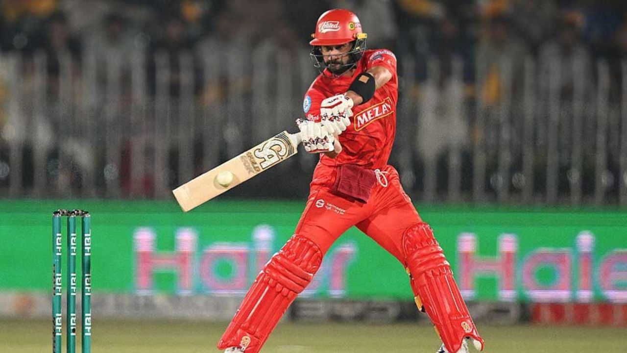 Sahibzada Farhan Record, PSL 2025: పాకిస్తాన్ సూపర్ లీగ్ 5వ మ్యాచ్లో సాహిబ్జాదా ఫర్హాన్ అద్భుతమైన సెంచరీ సాధించడం ద్వారా ప్రపంచ రికార్డును లిఖించాడు. రావల్పిండి క్రికెట్ స్టేడియంలో జరిగిన ఈ మ్యాచ్లో ఇస్లామాబాద్ యునైటెడ్, పెషావర్ జల్మీ జట్లు తలపడ్డాయి.