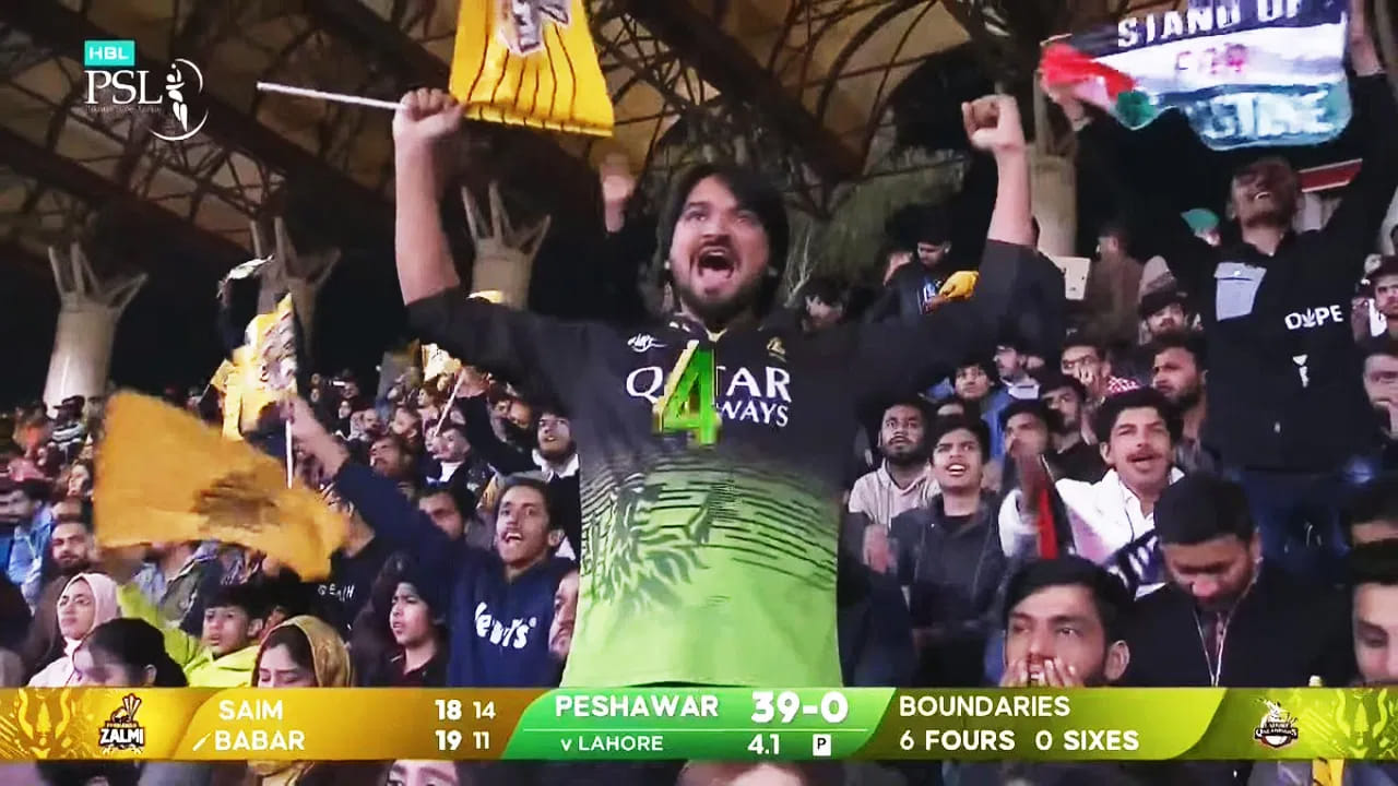 అయితే పాకిస్తాన్ సూపర్ లీగ్ సందర్భంగా ఆర్సీబీ అభిమానులు కనిపించడం ఇదే మొదటిసారి కాదు. 2024 పీఎస్ఎల్ మ్యాచ్లో పెషావర్ జల్మి, లాహోర్ ఖలందర్స్ మధ్య జరిగిన మ్యాచ్లో రాయల్ ఛాలెంజర్స్ బెంగళూరు జెర్సీ ధరించిన అభిమాని కనిపించాడు.