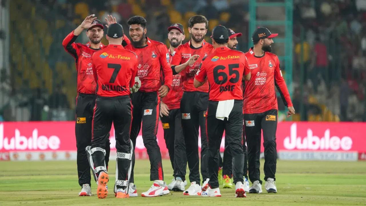 ఈ మ్యాచ్లో టాస్ గెలిచి ముందుగా బ్యాటింగ్ ఎంచుకున్న లాహోర్ ఖలందర్స్ 20 ఓవర్లలో 6 వికెట్ల నష్టానికి 201 పరుగులు చేసింది. ఈ కఠినమైన లక్ష్యాన్ని ఛేదించే క్రమంలో కరాచీ కింగ్స్ కేవలం 136 పరుగులకే ఆలౌట్ అయింది. దీంతో లాహోర్ ఖలందర్స్ 65 పరుగుల భారీ తేడాతో విజయం సాధించింది.