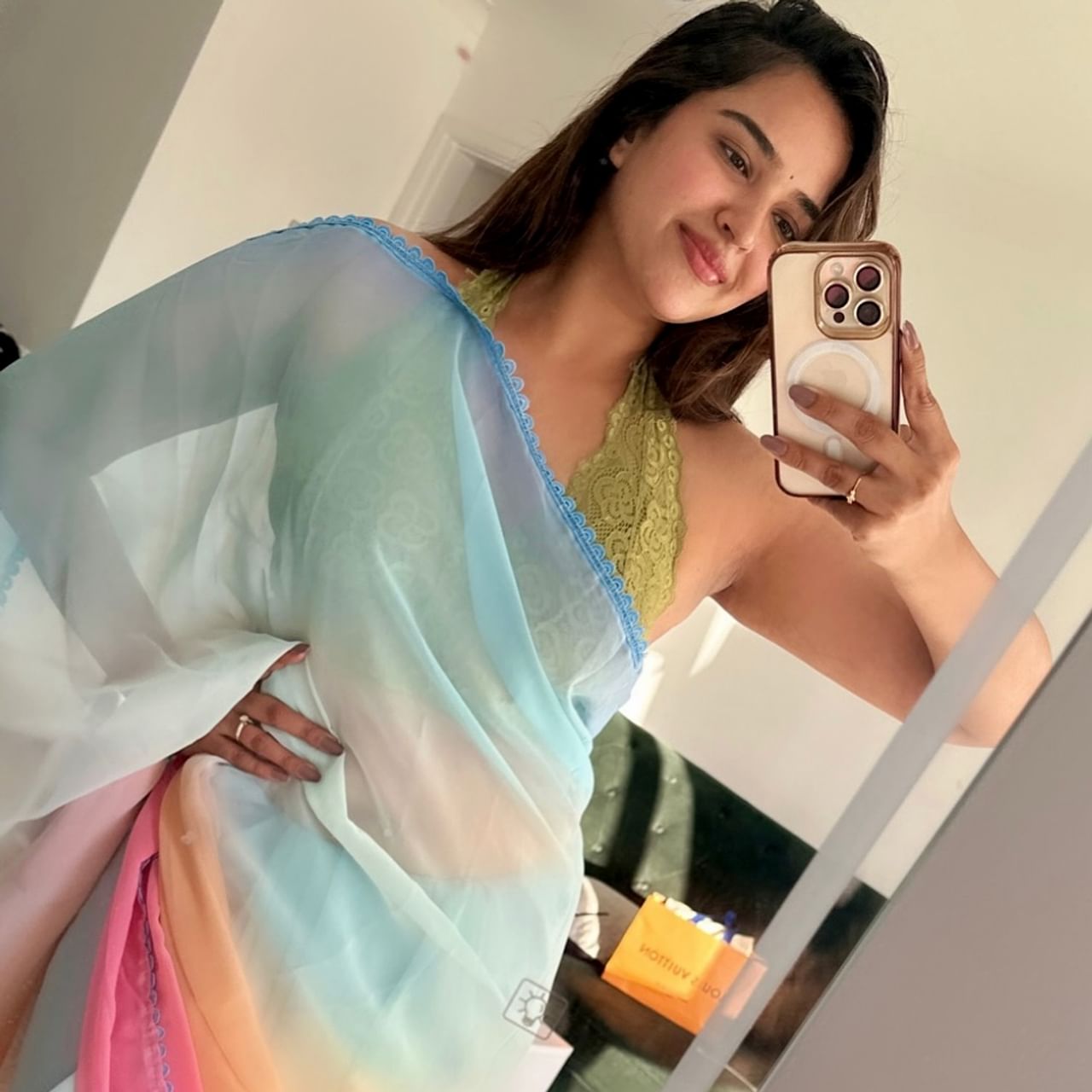 పూజిత పొన్నాడ .. తెలుగు, తమిళ చలనచిత్రాల్లో పనిచేస్తుంది. ఆమె 1989 అక్టోబర్ 5న ఆంధ్రప్రదేశ్లోని విశాఖపట్నంలో జన్మించింది. చెన్నైలోని SRM ఇన్స్టిట్యూట్ ఆఫ్ సైన్స్ అండ్ టెక్నాలజీ నుండి సాఫ్ట్వేర్ ఇంజనీరింగ్లో B.Tech పూర్తిచేసిన ఆమె, నటనలోకి రాకముందు టాటా కన్సల్టెన్సీ సర్వీసెస్లో ఉద్యోగం చేసింది.